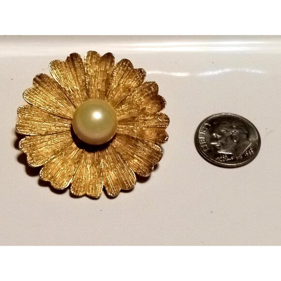 DeNicola Vintage Daisy Flower Brooch With Faux Pearl - Picture 3 of 5